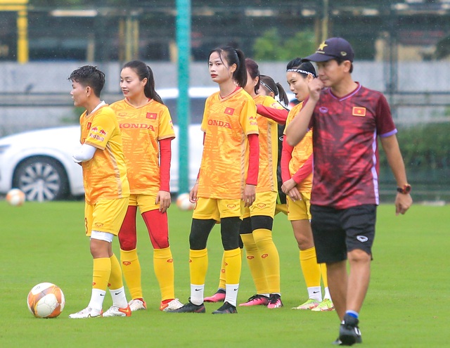 Đội tuyển nữ Việt Nam vượt mưa tập luyện cho Asiad, Trần Thị Duyên nhanh chóng hoà nhập - Ảnh 1.
