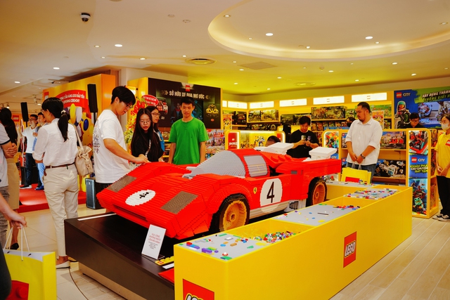 Bước vào thế giới sáng tạo không giới hạn tại cửa hàng chính hãng đầu tiên của LEGO tại Việt Nam - Ảnh 2.
