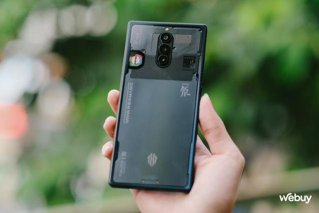 Khi smartphone chơi game có thiết kế đẹp hơn cả iPhone và Samsung - Ảnh 1.