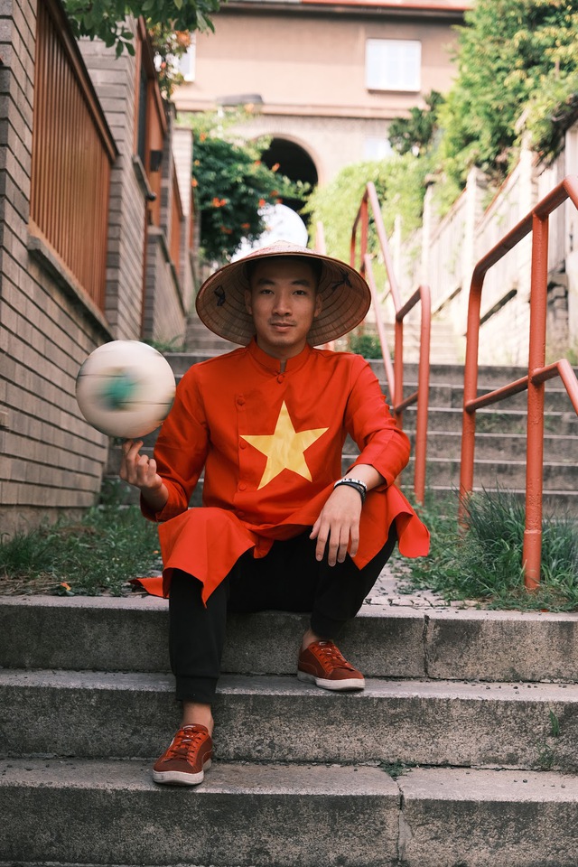 Nam Freestyle mặc áo dài, đội nón lá Việt Nam biểu diễn tại giải tâng bóng nghệ thuật thế giới - Ảnh 1.