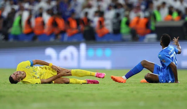 Lo ngại xung quanh chấn thương khiến Ronaldo rơi lệ trong trận đấu lịch sử của Al Nassr - Ảnh 2.