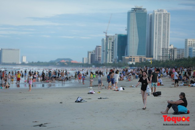 Người dân và du khách khi vui chơi, tắm biển ở Đà Nẵng cần lưu ý điều này - Ảnh 1.
