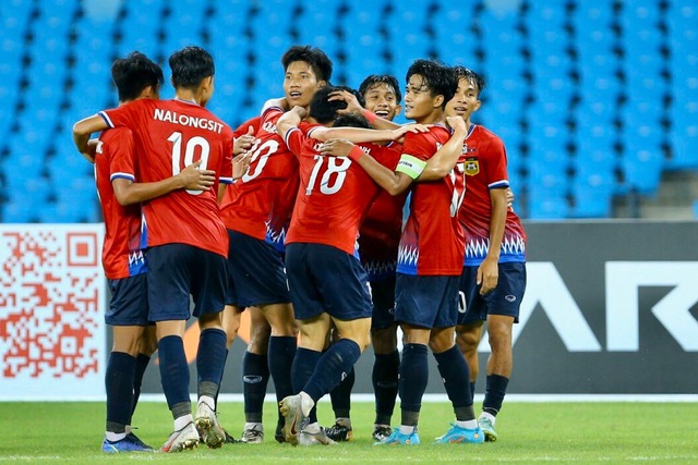 U23 Lào ghi bàn ngoạn mục ở giây bù giờ cuối cùng, tạo nên cục diện khó lường ở bảng đấu của U23 Việt Nam - Ảnh 2.
