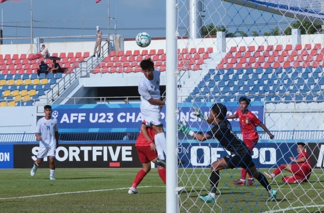 U23 Lào ghi bàn ngoạn mục ở giây bù giờ cuối cùng, tạo nên cục diện khó lường ở bảng đấu của U23 Việt Nam - Ảnh 1.