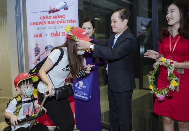 Thừa Thiên Huế đón chuyến bay đầu tiên từ sân bay quốc tế Đài Bắc - Ảnh 1.