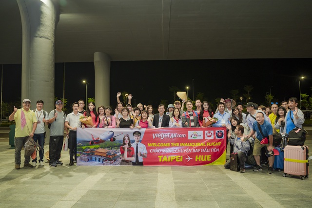 Thừa Thiên Huế đón chuyến bay đầu tiên từ sân bay quốc tế Đài Bắc - Ảnh 2.