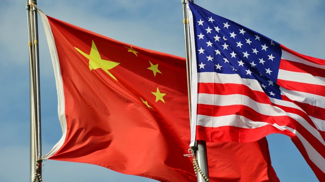 Nửa đầu 2023: Giữa Mỹ và Trung Quốc, hàng Việt Nam xuất khẩu qua nước nào nhiều hơn? - Ảnh 1.
