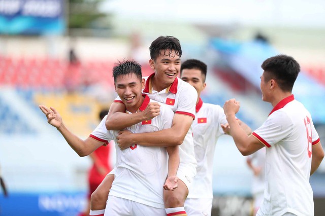 Đánh bại Lào theo kịch bản bất ngờ, U23 Việt Nam “đặt một chân” vào vòng bán kết - Ảnh 4.