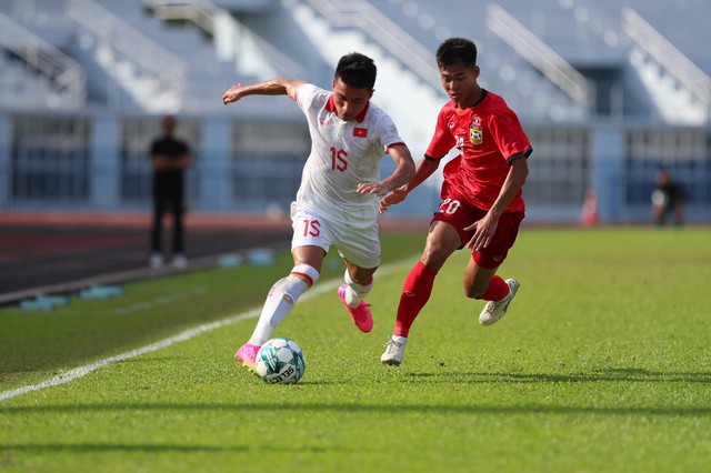 Đánh bại Lào theo kịch bản bất ngờ, U23 Việt Nam “đặt một chân” vào vòng bán kết - Ảnh 3.