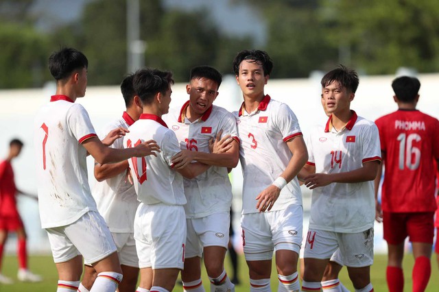 Đánh bại Lào theo kịch bản bất ngờ, U23 Việt Nam “đặt một chân” vào vòng bán kết - Ảnh 1.
