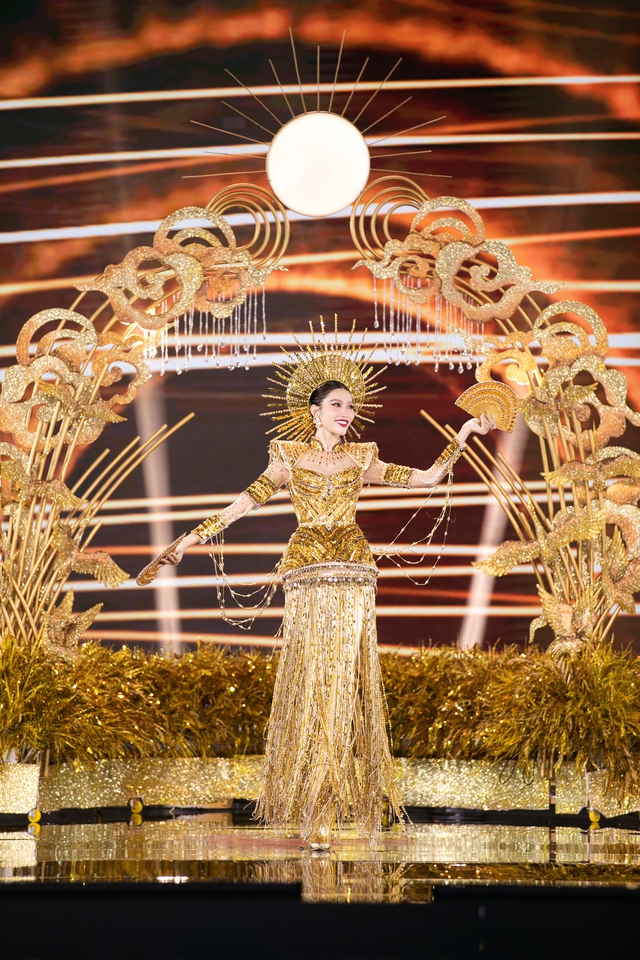 Mãn nhãn đêm thi Trang phục dân tộc Miss Grand Vietnam: Thiên Ân diễn xuất thần, loạt thiết kế ấn tượng đến bất ngờ - Ảnh 8.