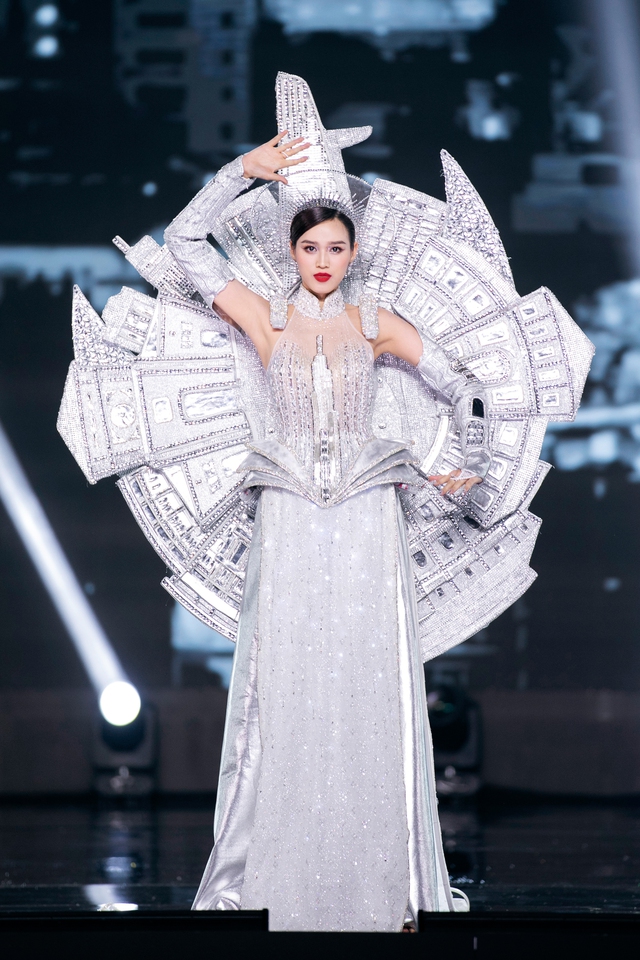 Mãn nhãn đêm thi Trang phục dân tộc Miss Grand Vietnam: Thiên Ân diễn xuất thần, loạt thiết kế ấn tượng đến bất ngờ - Ảnh 7.