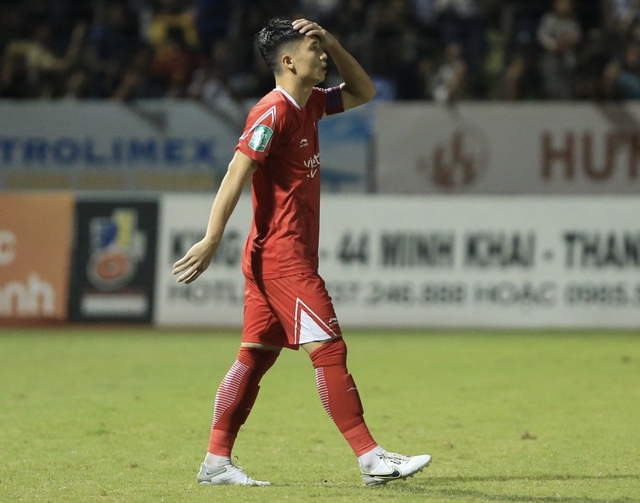 Bùi Tiến Dũng ôm đầu vì sút trượt penalty, CLB Thanh Hoá lần đầu tiên vô địch Cup quốc gia - Ảnh 2.