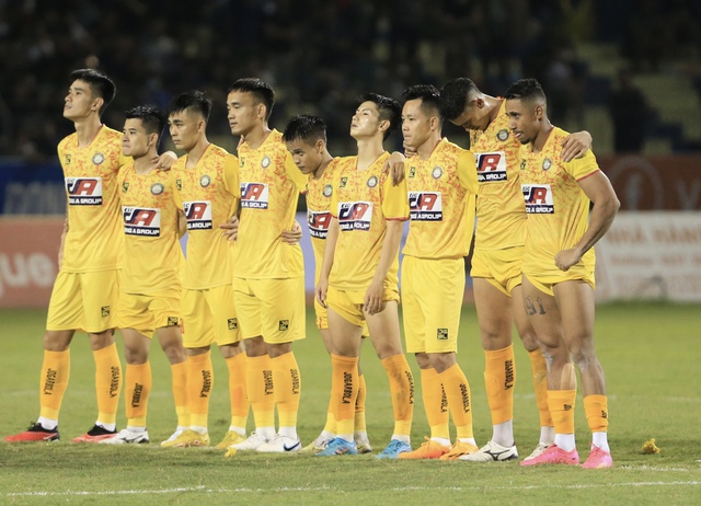 Bùi Tiến Dũng ôm đầu vì sút trượt penalty, CLB Thanh Hoá lần đầu tiên vô địch Cup quốc gia - Ảnh 3.