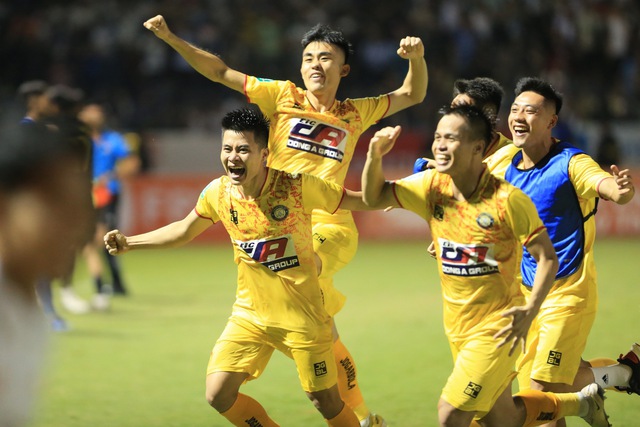 Bùi Tiến Dũng ôm đầu vì sút trượt penalty, CLB Thanh Hoá lần đầu tiên vô địch Cup quốc gia - Ảnh 6.