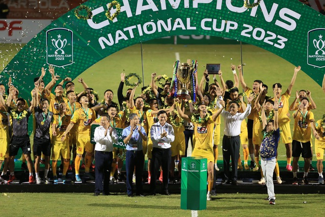 Bùi Tiến Dũng ôm đầu vì sút trượt penalty, CLB Thanh Hoá lần đầu tiên vô địch Cup quốc gia - Ảnh 12.