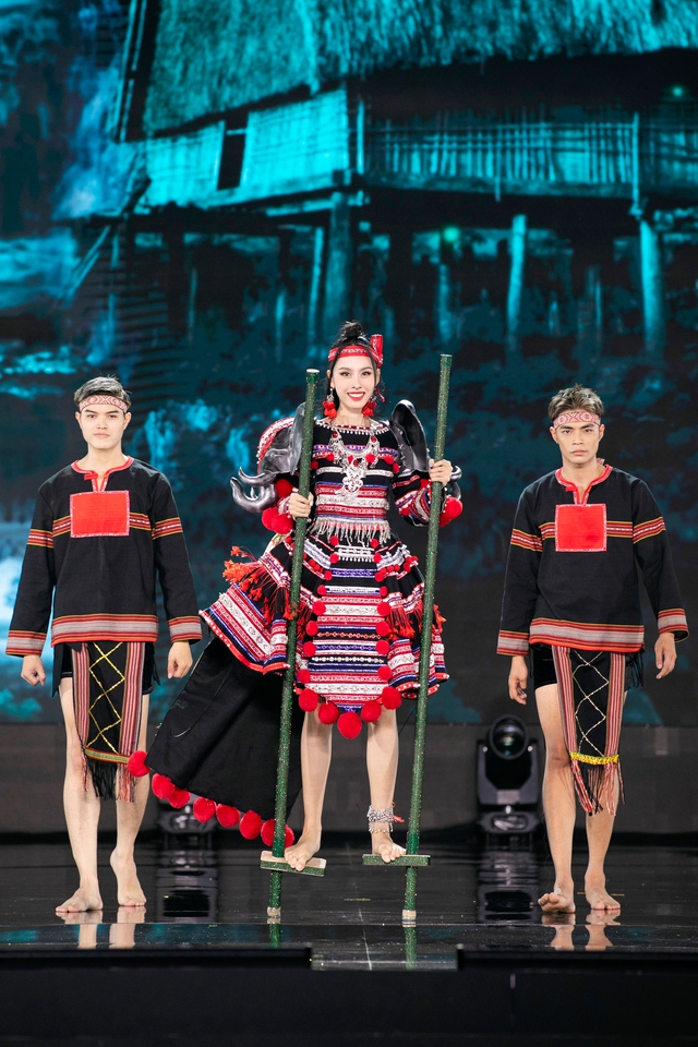 Mãn nhãn đêm thi Trang phục dân tộc Miss Grand Vietnam: Thiên Ân diễn xuất thần, loạt thiết kế ấn tượng đến bất ngờ - Ảnh 14.