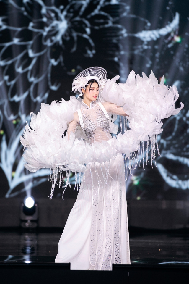 Mãn nhãn đêm thi Trang phục dân tộc Miss Grand Vietnam: Thiên Ân diễn xuất thần, loạt thiết kế ấn tượng đến bất ngờ - Ảnh 9.
