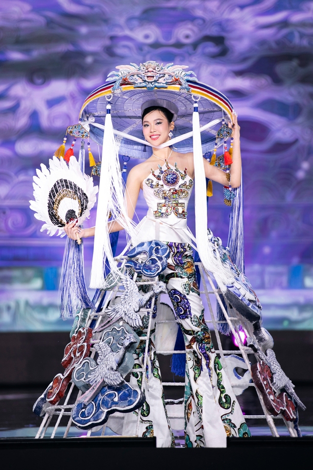 Mãn nhãn đêm thi Trang phục dân tộc Miss Grand Vietnam: Thiên Ân diễn xuất thần, loạt thiết kế ấn tượng đến bất ngờ - Ảnh 12.