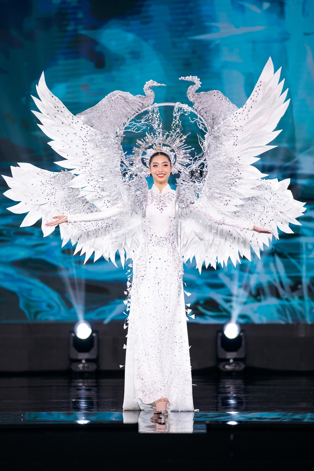 Mãn nhãn đêm thi Trang phục dân tộc Miss Grand Vietnam: Thiên Ân diễn xuất thần, loạt thiết kế ấn tượng đến bất ngờ - Ảnh 15.