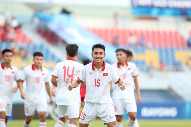 U23 Việt Nam thắng đậm Malaysia, HLV Hoàng Anh Tuấn mang tới 2 quân bài sắc bén cho HLV Troussier - Ảnh 2.