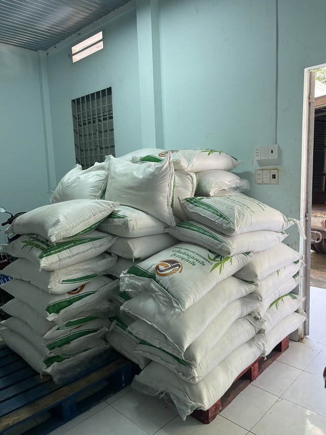 Tạm giữ 3.200 kg đường cát nhập lậu do Campuchia sản xuất - Ảnh 2.