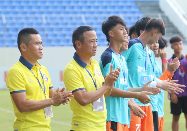 Bầu Hiển cử thầy cũ Văn Hậu tiếp quản CLB Đà Nẵng, tính chiêu mộ 2 cầu thủ lứa Thường Châu cho CLB Hà Nội - Ảnh 2.