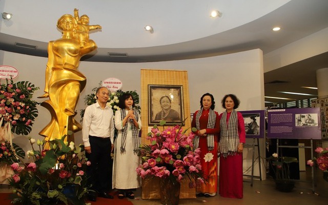 Bảo tàng Phụ nữ Việt Nam tiếp nhận tranh chân dung bà Nguyễn Thị Định làm từ lá sen - Ảnh 1.