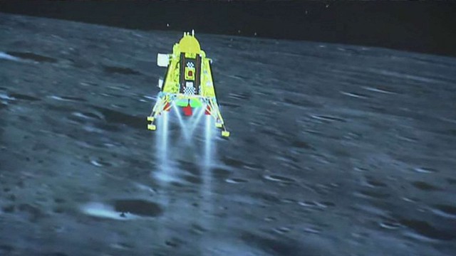 Ấn Độ trở thành quốc gia thứ tư đưa tàu vũ trụ lên Mặt trăng - Ảnh 1.