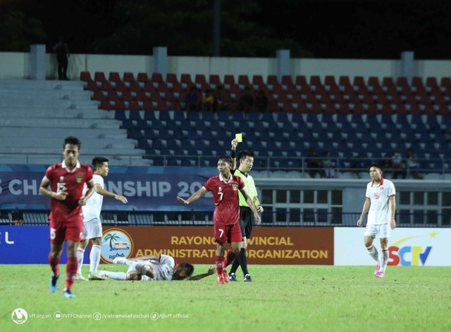 U23 Việt Nam liên tiếp nằm sân vì bị U23 Indonesia phạm lỗi  - Ảnh 2.