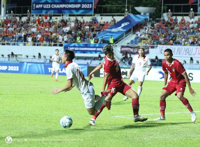 U23 Việt Nam liên tiếp nằm sân vì bị U23 Indonesia phạm lỗi  - Ảnh 6.