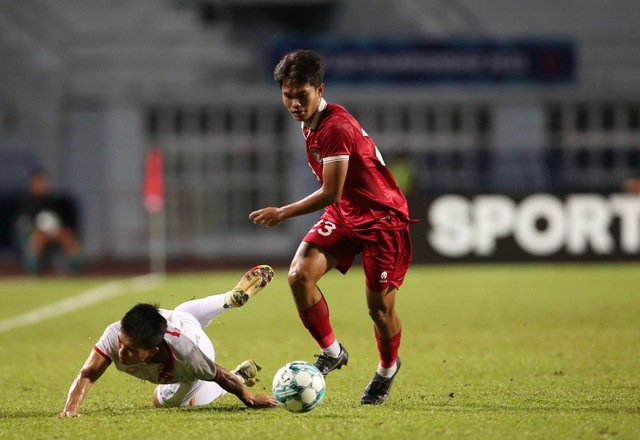 U23 Việt Nam liên tiếp nằm sân vì bị U23 Indonesia phạm lỗi  - Ảnh 5.