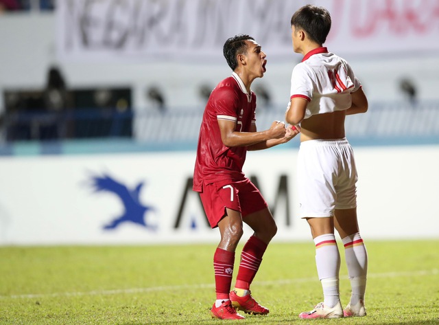 Quốc Việt ôm mặt tiếc nuối vì sút hỏng penalty, cầu thủ U23 Indonesia sung sướng ăn mừng - Ảnh 4.