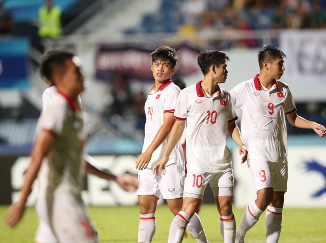 Quốc Việt ôm mặt tiếc nuối vì sút hỏng penalty, cầu thủ U23 Indonesia sung sướng ăn mừng - Ảnh 2.