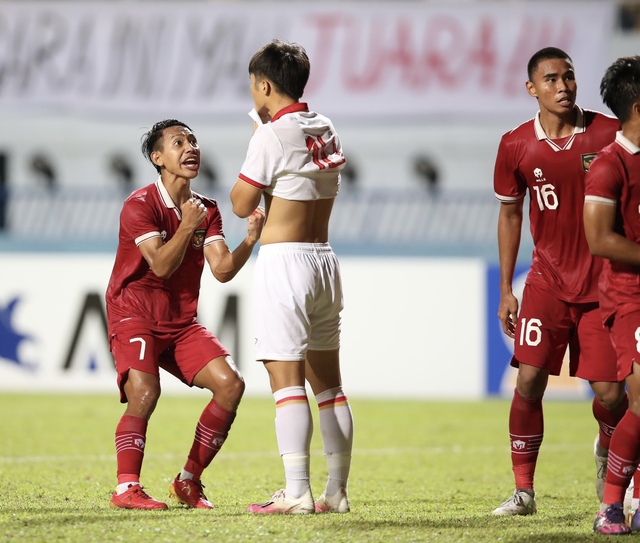 Quốc Việt ôm mặt tiếc nuối vì sút hỏng penalty, cầu thủ U23 Indonesia sung sướng ăn mừng - Ảnh 5.