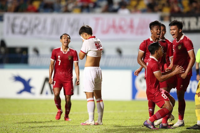 Quốc Việt ôm mặt tiếc nuối vì sút hỏng penalty, cầu thủ U23 Indonesia sung sướng ăn mừng - Ảnh 6.