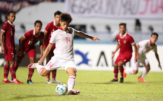 Quốc Việt ôm mặt tiếc nuối vì sút hỏng penalty, cầu thủ U23 Indonesia sung sướng ăn mừng - Ảnh 1.