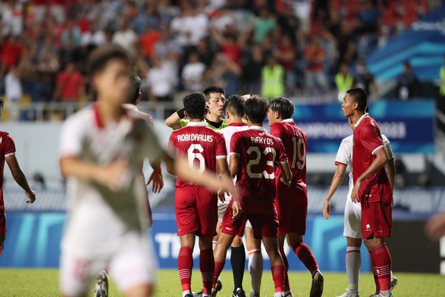 Quốc Việt ôm mặt tiếc nuối vì sút hỏng penalty, cầu thủ U23 Indonesia sung sướng ăn mừng - Ảnh 7.