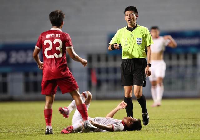 U23 Việt Nam liên tiếp nằm sân vì bị U23 Indonesia phạm lỗi  - Ảnh 4.