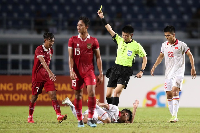 U23 Việt Nam liên tiếp nằm sân vì bị U23 Indonesia phạm lỗi  - Ảnh 1.