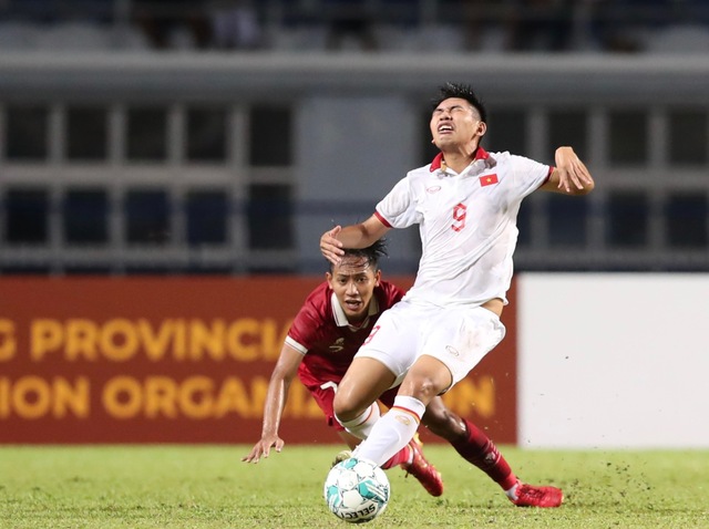 U23 Việt Nam liên tiếp nằm sân vì bị U23 Indonesia phạm lỗi  - Ảnh 3.