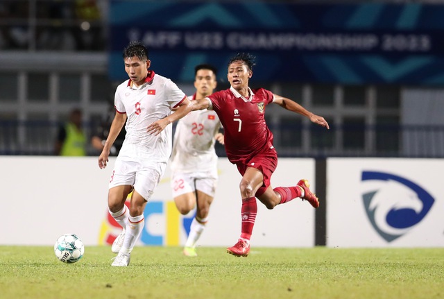 U23 Việt Nam liên tiếp nằm sân vì bị U23 Indonesia phạm lỗi  - Ảnh 9.