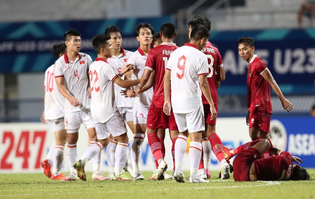 U23 Việt Nam liên tiếp nằm sân vì bị U23 Indonesia phạm lỗi  - Ảnh 8.