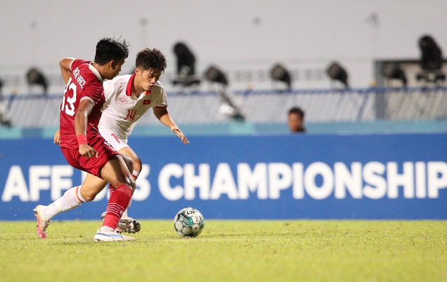Quốc Việt ôm mặt tiếc nuối vì sút hỏng penalty, cầu thủ U23 Indonesia sung sướng ăn mừng - Ảnh 8.