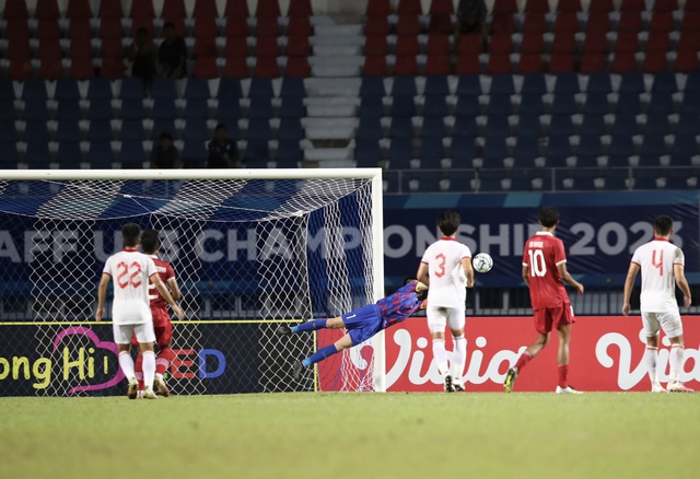 Quốc Việt ôm mặt tiếc nuối vì sút hỏng penalty, cầu thủ U23 Indonesia sung sướng ăn mừng - Ảnh 11.