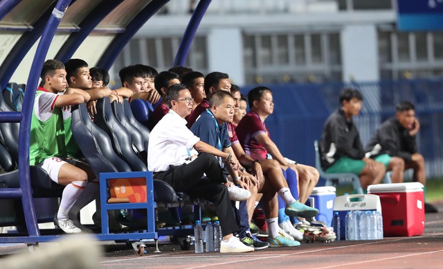 Quốc Việt ôm mặt tiếc nuối vì sút hỏng penalty, cầu thủ U23 Indonesia sung sướng ăn mừng - Ảnh 12.