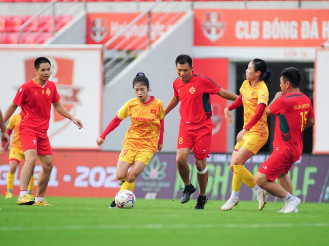 Đội tuyển nữ Việt Nam đá tập, thử nghiệm vị trí - Ảnh 1.