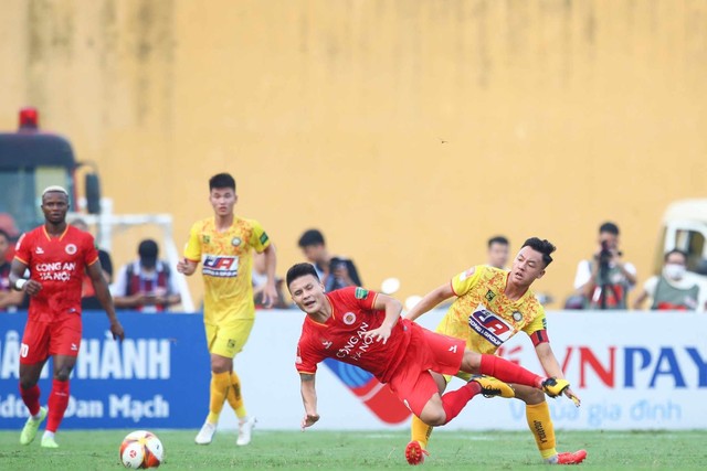 CLB CAHN vô địch V.League đầy kịch tính trong ngày Quang Hải, Filip Nguyễn ghi dấu ấn - Ảnh 1.