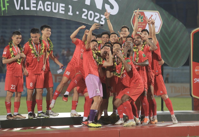 Trọn vẹn cảm xúc của cầu thủ CLB CAHN ngày lên ngôi vô địch V.League 2023 - Ảnh 10.