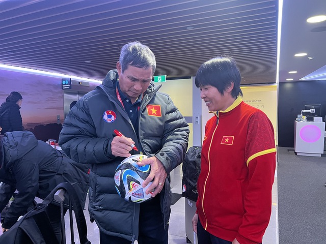 Huỳnh Như được đồng đội ký tặng lên nón lá, đội tuyển nữ Việt Nam chỉ được nghỉ ngơi 1 tuần - Ảnh 4.